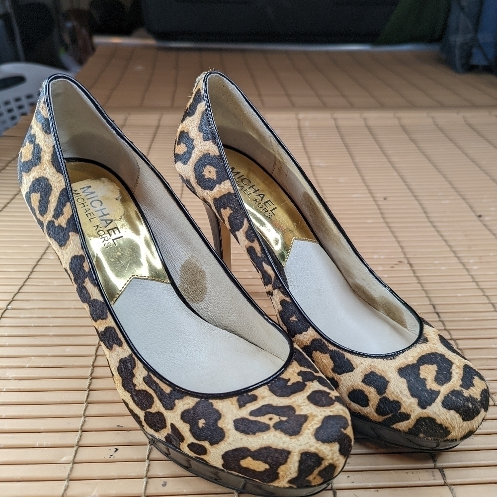 Michael Kors women's sz 7B platform 4" heels. Calf hair Leopard print pumps. 315